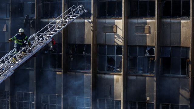 Рятувальники біля будівлі, що горить