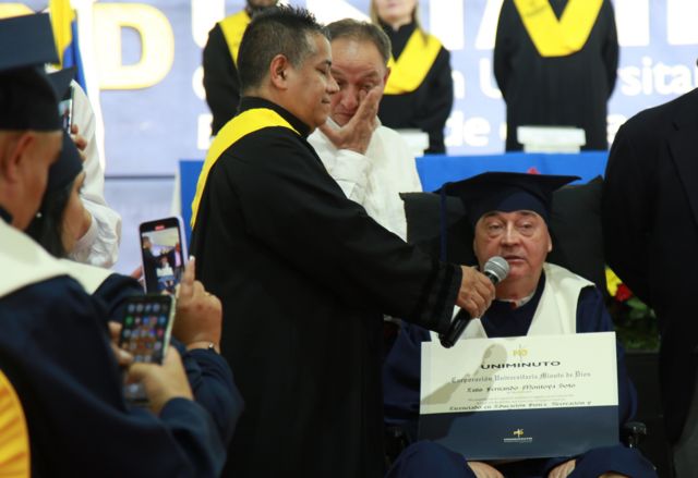 Luis Fernando Montoya da un discurso