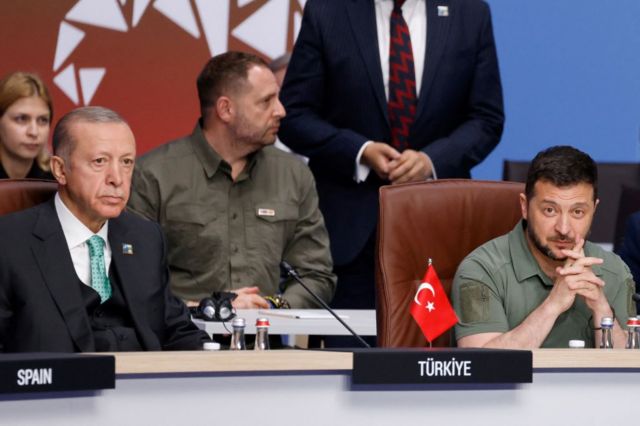Erdoğan ve Zelensky yan yana oturuyor