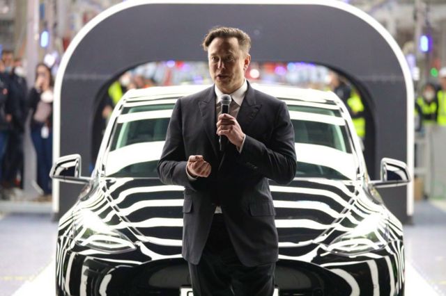 Elon Musk presentando una fábrica de Tesla en 2022
