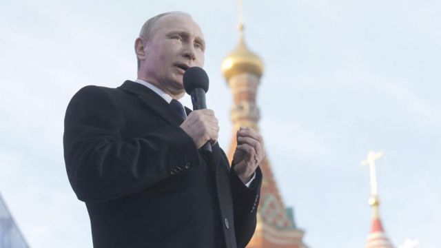 P﻿utin, 2015 yılında Kırım'ı ilhakının birinci yılı töreninde konuşuyor