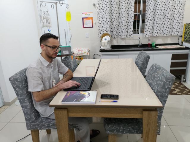 Osmar, que já tinha dado entrevista à BBC News Brasil em 2017, trabalha enquanto recebe alimentação parenteral na casa dele