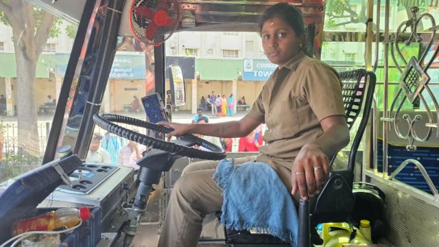 பேருந்து ஓட்டுநராக ஷர்மிளா