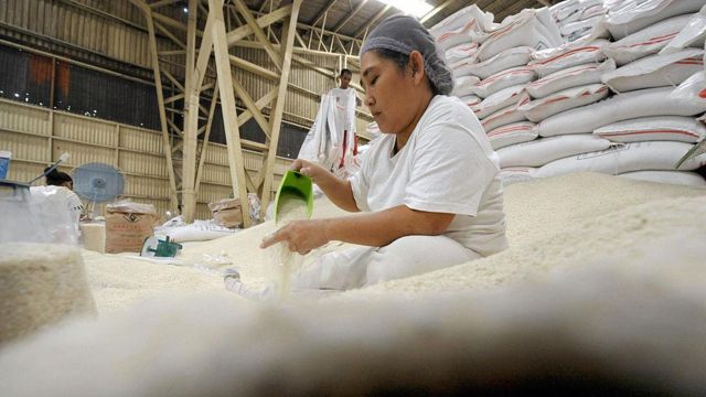 Một công nhân Philippines đang đóng gói gạo nhập khẩu từ Việt Nam