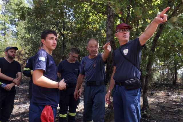 Homens com roupas de voluntários na Floresta