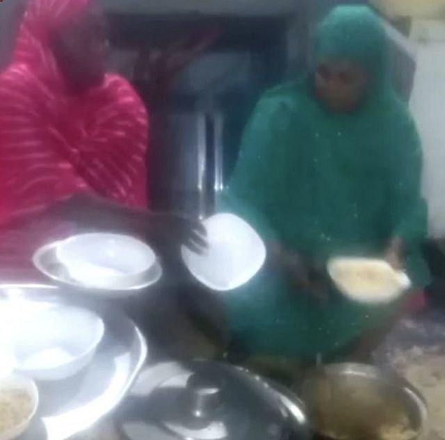 Sudan hastanesinin zemin katına sığınmış kadınlar yemek hazırlıyor 