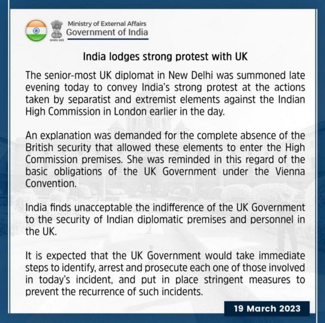 பிரிட்டனில் உள்ள இந்திய தூதரகத்தில் மூவர்ணக் கொடியை கழற்றிய கும்பல்