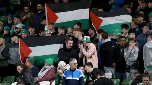 جماهير أيرلندا ترفع أعلام فلسطين