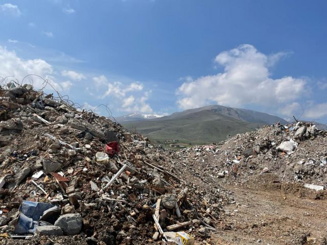 Deprem bölgesinde enkaz atıkları sorunu: 'Zeytin ağaçlarının üzerine  molozların döküldüğünü gördüm' - BBC News Türkçe