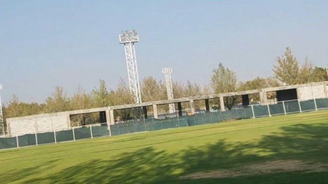 رسانه‌های ایران می‌گویند چمن کمپ تیم ملی فوتبال ایران به دلیل کم‌آبی به شدت آسیب دیده است