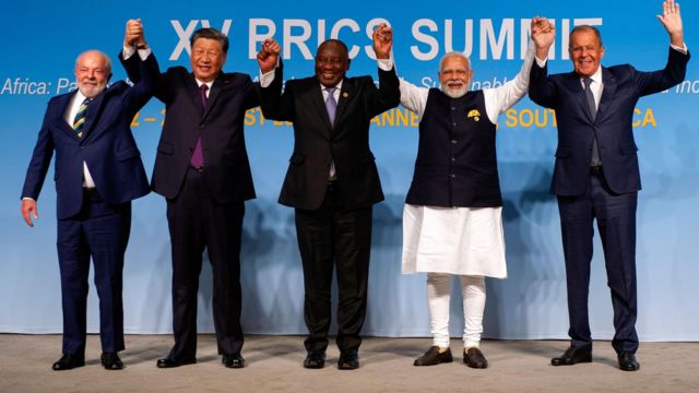 Da esquerda para a direita: Lula, o presidente da China, Xi Jinping, o presidente da África do Sul, Cyril Ramaphosa, o primeiro-ministro da Índia, Narendra Modi, e o ministro das Relações Exteriores da Rússia, Sergei Lavrov