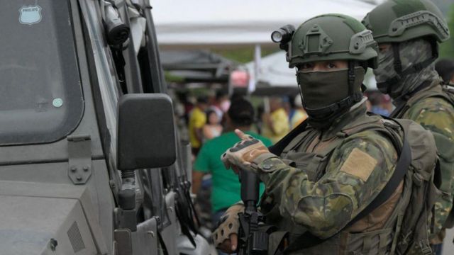 Militares vigilan las calles de Ecuador