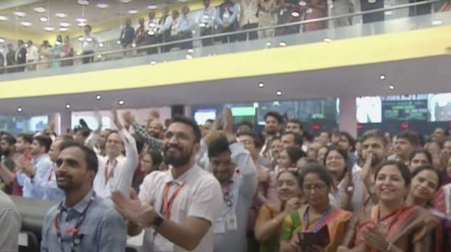 لحظه فرود موفق ماه‌نشین (فرودگر) ویکرام؛ شادی در اتاق کنترل سازمان تحقیقات فضایی هند (ایسرو)