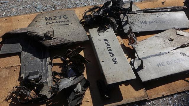 قطعات یک پهپاد در خارکیف که به گفته مقامهای اوکراین از نوع شاهد-۱۳۶ ساخت ایران است