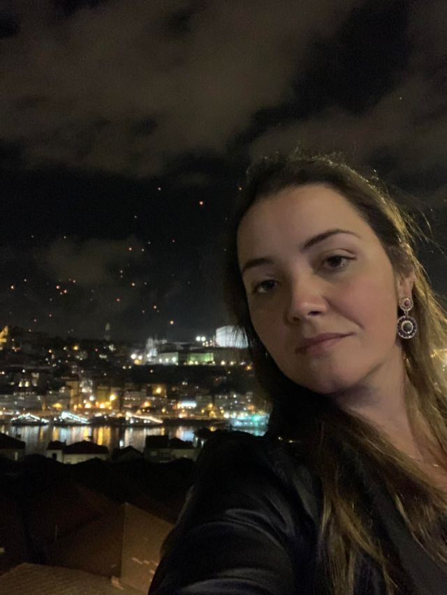 A corretora Bruna Dutra em foto à noite em Portugal