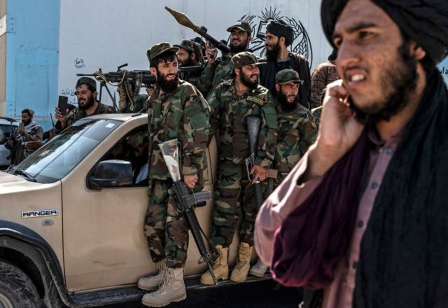 Talibanes armados en un auto