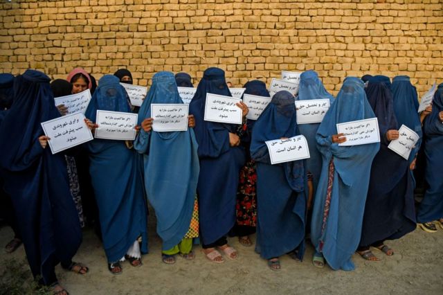 eğitim yasaklarına karşı afgan kadın protestocular