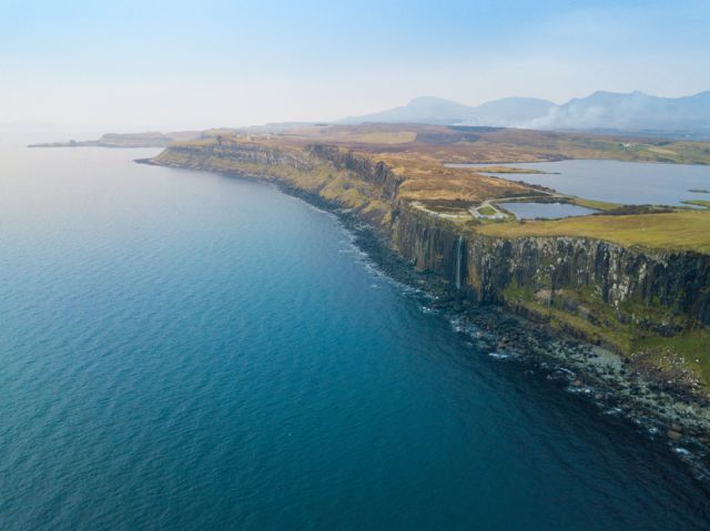 Foto aerea de formao geolgica elevada na praia