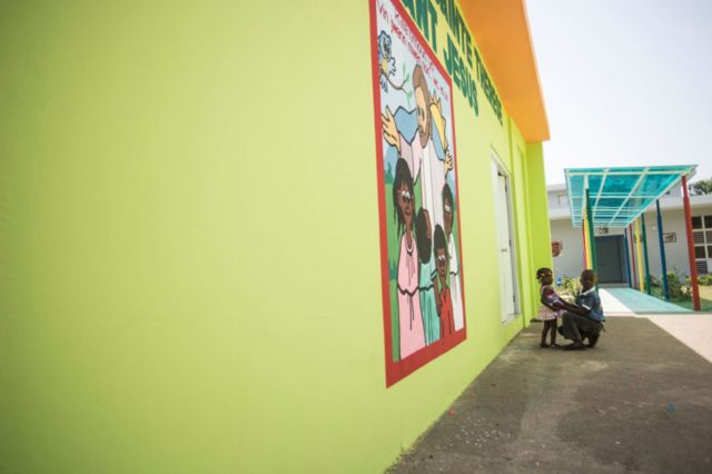 Dos niños en el patio de la organización Sainte-Thérèse de lEnfant Jesus", un centro que ayuda a niños, incluidos menores no acompañados de padres inmigrantes expulsados ​​de la República Dominicana, a reunirse con su familia, en la ciudad fronteriza de Juana Méndez, Haití, el 3 de julio de 2018.