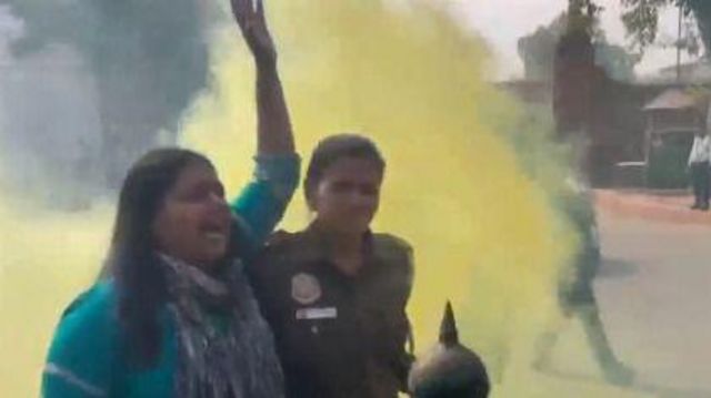 நாடாளுமன்றத்தில் அத்துமீறல்