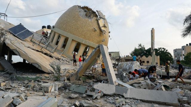 Palestinos inspecionam mesquita destruída em ataques israelenses em Khan Younis, no sul da Faixa de Gaza
