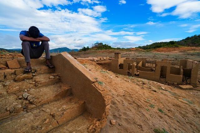 ජීවනෝපාය අහිමි වූ දිනේෂ්ට වර්තමානයේ ශ්‍රී ලංකාව මුහුණ දී තිබෙන ආර්ථික අර්බුදයෙන් ද පීඩනයට ලක් වන්නට සිදුව තිබේ.