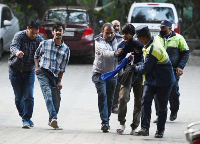 গত মাসে ওই তথ্যচিত্রটি দেখার জন্য জড়ো হওয়া একদল শিক্ষার্থীকে আটক করেছিল দিল্লির পুলিশ। 