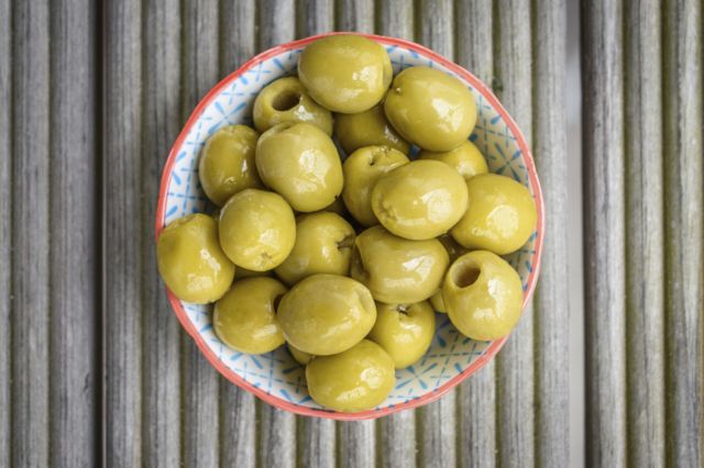 Un bol rempli d'olives