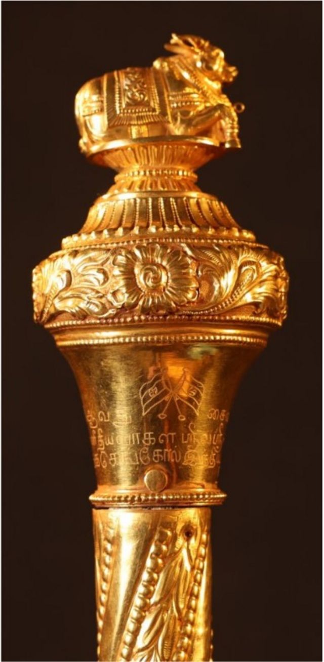 ஆதீனத்தால் நேருவுக்கு வழங்கப்பட்ட செங்கோலின் தமிழ் எழுத்துகளில் செங்கோல் பற்றிய விவரம் இடம்பெற்றுள்ளது.