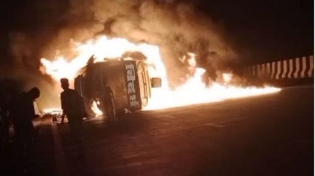 மகாராஷ்டிரா: நாக்பூர் விரைவு நெடுஞ்சாலையில் பேருந்து தீப்பிடித்து விபத்து - 25 பேர் உயிரிழப்பு