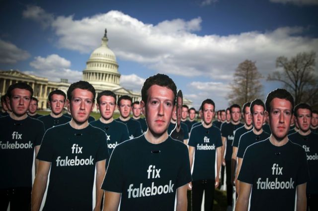 Figuras con la imagen del fundador de Facebook ante el Congreso de EE.UU.