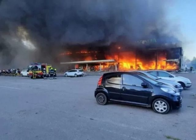 Centre commercial de la ville de Kremenchuk en flammes après une attaque russe