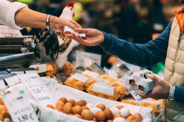 Imagen de un puesto de huevos en un mercado