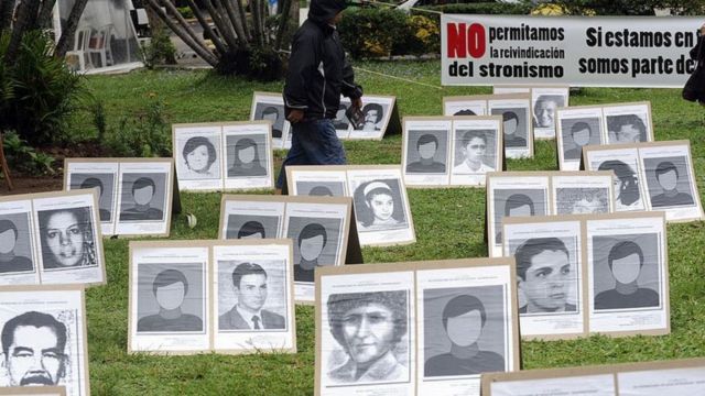 Cartazes com imagens de pessoas desaparecidas durante o governo de Alfredo Stroessner no Paraguai