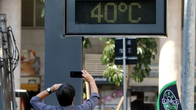 Homem fotografa termômetro que marca 40 graus