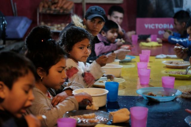 Niños argentinos en un comedor social 