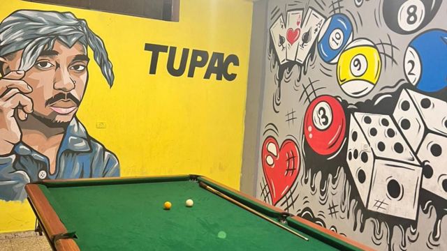 O bar de Mohamed com sinuca e gravura em homenagem ao rapper americano Tupac