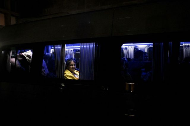 Personas dentro de un bus que los lleva de Nagorno Karabaj a Armenia.