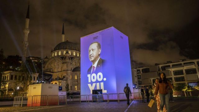 Foto do projeto "Turkiye Century" em um monumento temporário na Praça da Torre do Relógio Galataport, no distrito de Beyoglu, em Istambul.