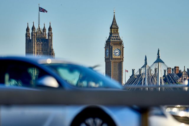 Carros passa pelo centro de Londres