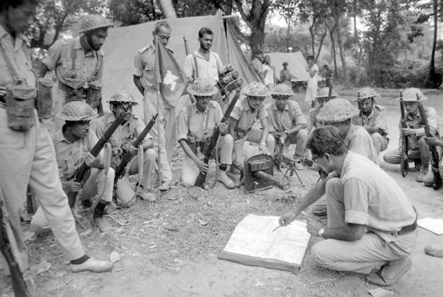 ১৯৭১ সালের ১৫ই জুন তোলা ছবি : পরিকল্পনায় ব্যস্ত মুক্তিযোদ্ধারা