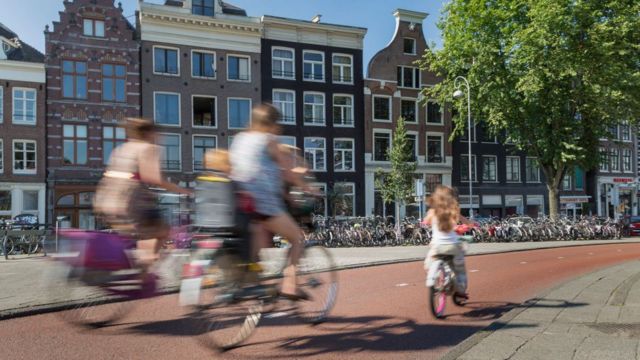 Família andando de bicicleta em Amsterdã