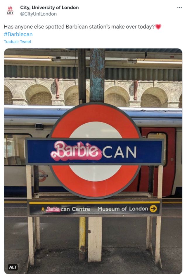 Tuíte com foto de placa da estação Barbican alterada para promover filme da Barbie