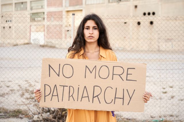 'Patriyarkiye son' pankartı taşıyan bir kadın