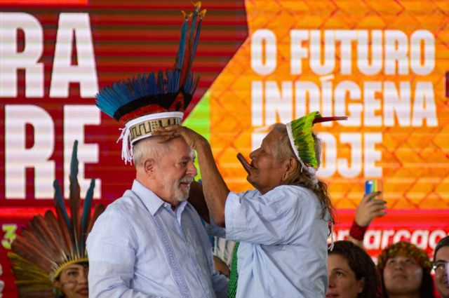 Lula e Raoni em cerimônia indígena