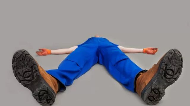 Un homme couché par terre sur le dos.