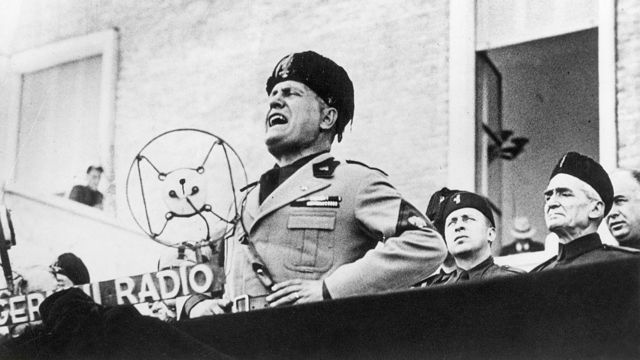 O ditador fascista italiano Benito Mussolini falando ao microfone