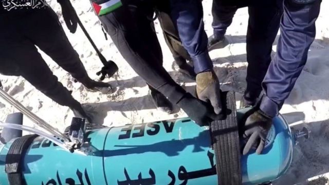 Militantes de Al-Qassam exibem o torpedo 'Al Asef' em um vdeo