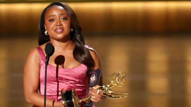 Quinta Brunson con el premio Emmy a la mejor actriz principal en serie cómica por su papel en Abbot Elementary el 15 de enero de 2024 en Los Ángeles.