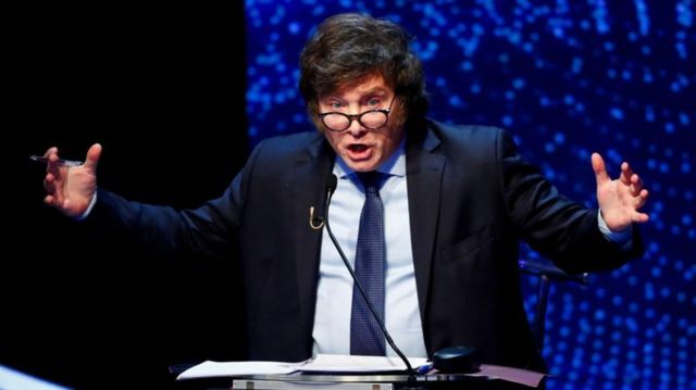 O candidato presidencial argentino Javier Milei durante debate presidencial antes das eleições de 22 de outubro